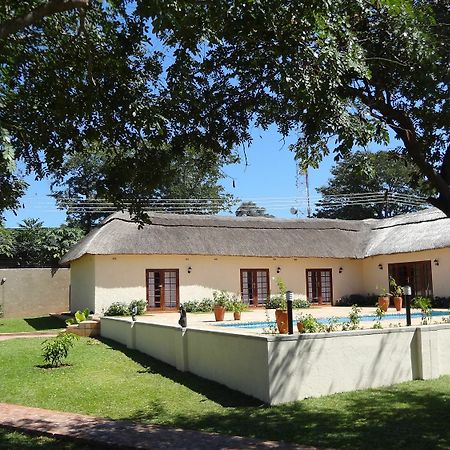 Mandebele Lodge Victoria Falls Exterior foto
